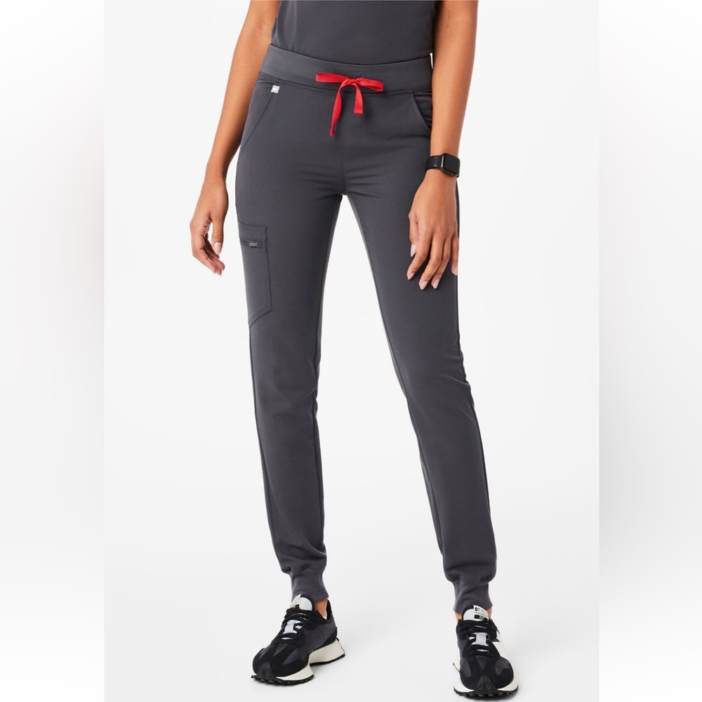 Sold on c u r t s y Figs Zamora Joggers in Charcoal